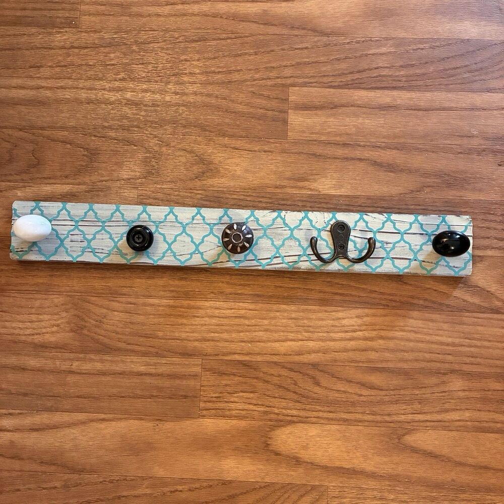 Decorative Wall Hook Rack With Distressed Wood, 4 Knobs& Double Hook. 17.5”x2”